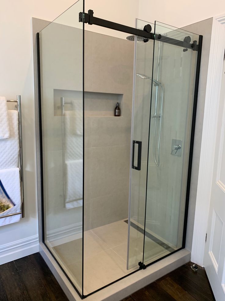 Compact black-railed sliding shower cubicle